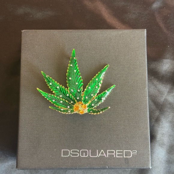 ***SOLD*** DSQUARED2 Spring Summer 2005 marijuana leaf plaque brooch - Picture 4 of 8